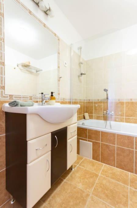 Family Lux Lounge In Voeroesmarty Street By Nw Apartment Budapest Luaran gambar